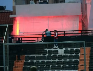 ΟΦΗ-Ολυμπιακός: Χάος στο Ηράκλειο με επεισόδια αστυνομίας-οπαδών - Πέταξαν φωτοβολίδες - Έπιασε φωτιά τέντα (φώτο)